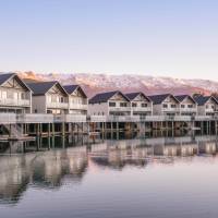 Luxury accommodation over Lake Dunstan