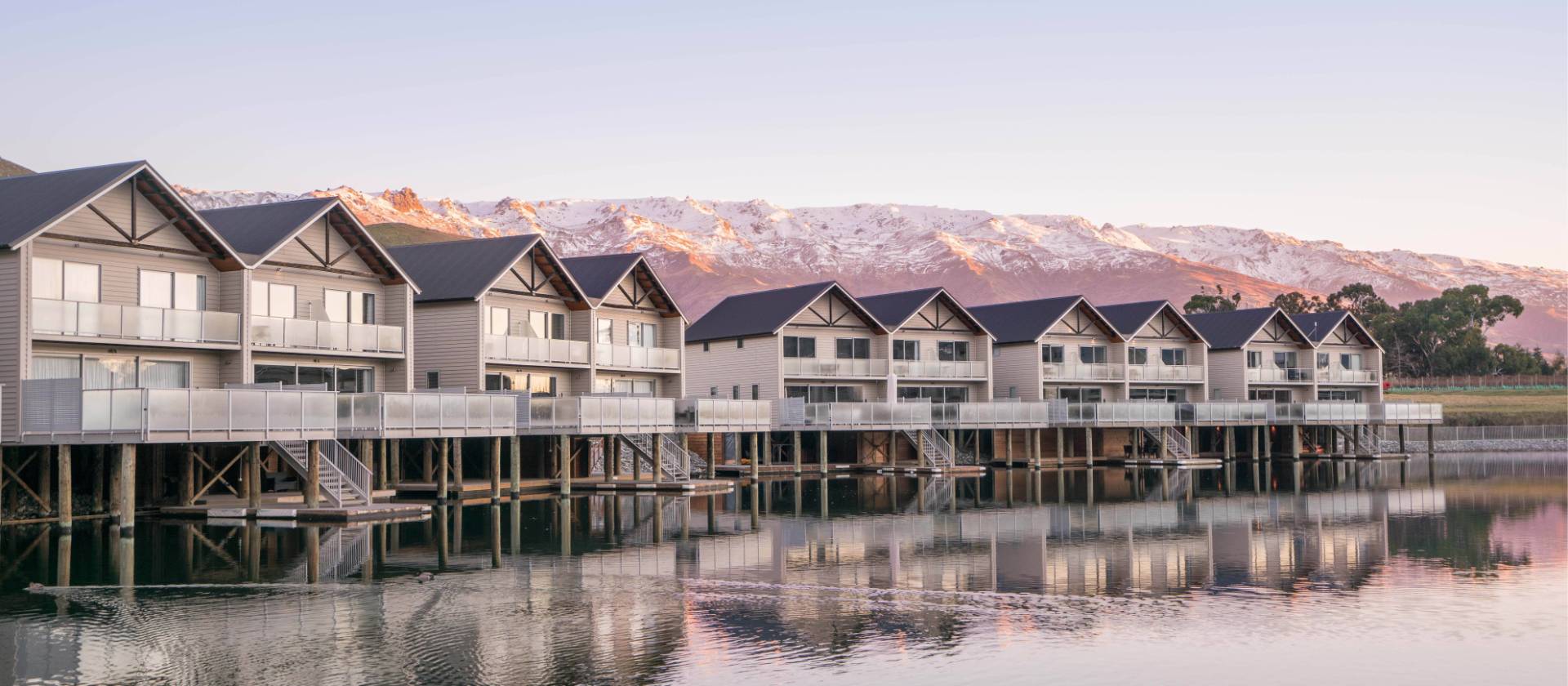 Luxury accommodation over Lake Dunstan