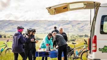 Morning tea with our guide | Lachlan Gardiner