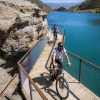 Cyclists riding by Lake Dunstan | Will Nelson