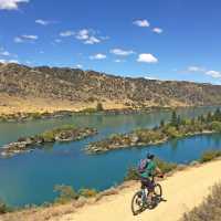 Cycling high above Lake Roxburgh | bennettandslater.co.nz